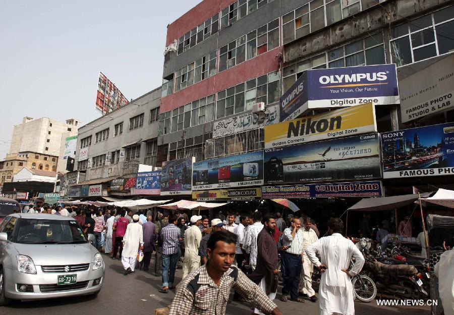 People evacuate from buildings after a severe earthquake hit the area in southern Pakistani port city of Karachi, April 16, 2013. At least five people were injured when a strong earthquake measuring 7.9 at Richter scale rocked parts of Pakistan's southern Sindh and southwest Balochistan provinces on Tuesday afternoon, local Urdu TV Geo reported. (Xinhua/Arshad) 
