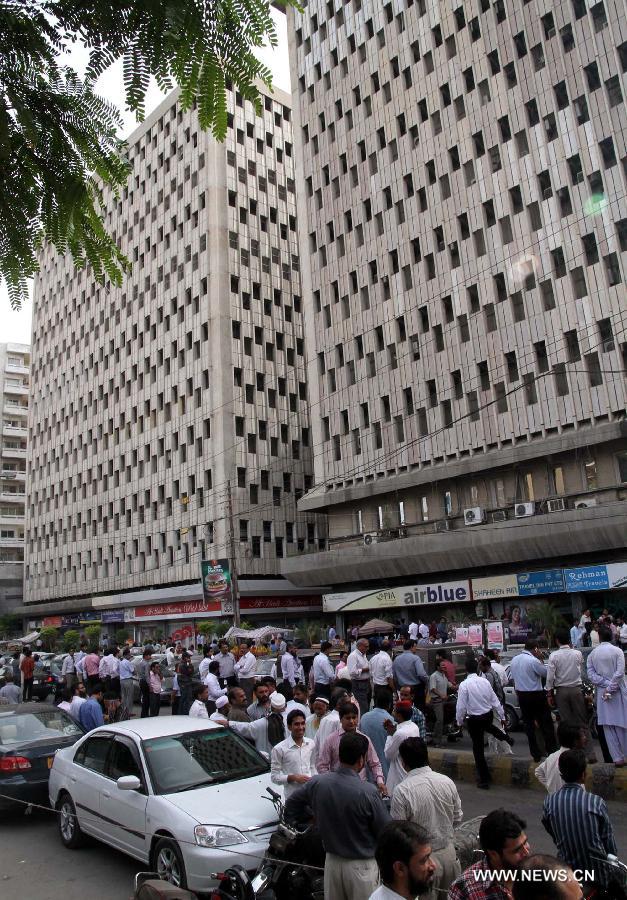 People evacuate from buildings after a severe earthquake hit the area in southern Pakistani port city of Karachi, April 16, 2013. At least five people were injured when a strong earthquake measuring 7.9 at Richter scale rocked parts of Pakistan's southern Sindh and southwest Balochistan provinces on Tuesday afternoon, local Urdu TV Geo reported. (Xinhua/Arshad) 