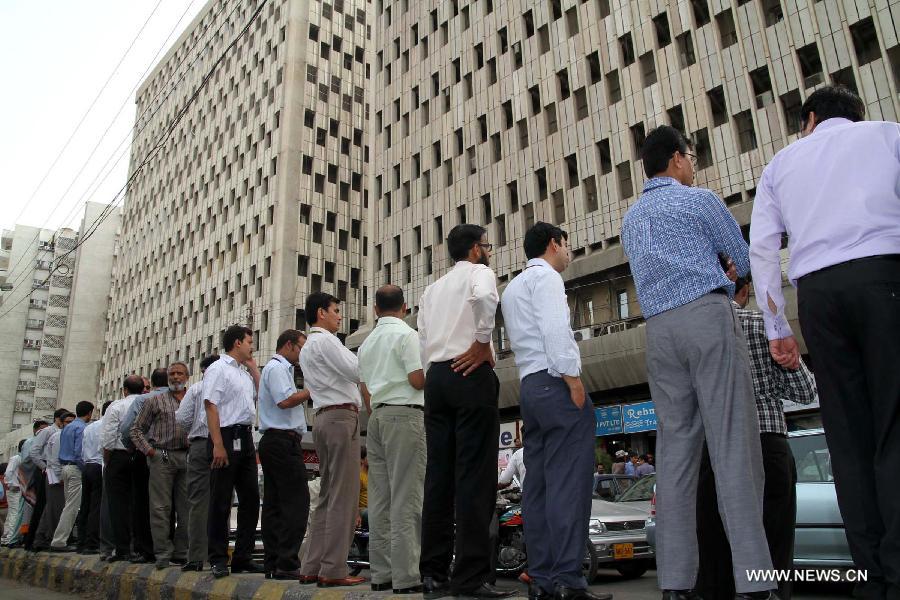 People evacuate from buildings after a severe earthquake hit the area in southern Pakistani port city of Karachi, April 16, 2013. At least five people were injured when a strong earthquake measuring 7.9 at Richter scale rocked parts of Pakistan's southern Sindh and southwest Balochistan provinces on Tuesday afternoon, local Urdu TV Geo reported. (Xinhua/Arshad) 