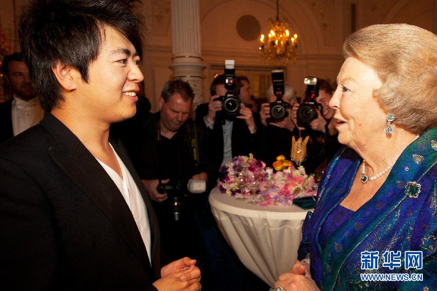 The queen of Holland Beatrix Wilhelmina Armgard meet China’s pianist Lang Lang on April 10. To celebrate the 125th foundation anniversary of the royal music hall and symphony orchestra, a grand ceremony gathering many top musicians in the world is held in Amsterdam on April 10. Lang Lang, the famous Chinese pianist, performed at the ceremony. (Xinhua Photo)