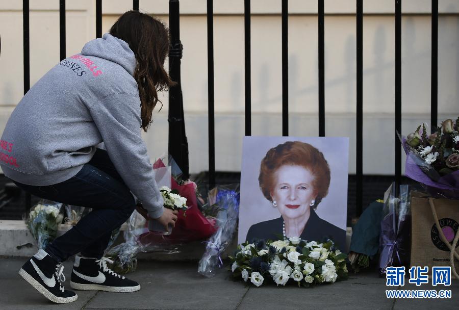 People mourn British former Prime Minister Margaret Thatcher outside her London’s home after her death on April 8. (Xinhua/Wang Lili)
