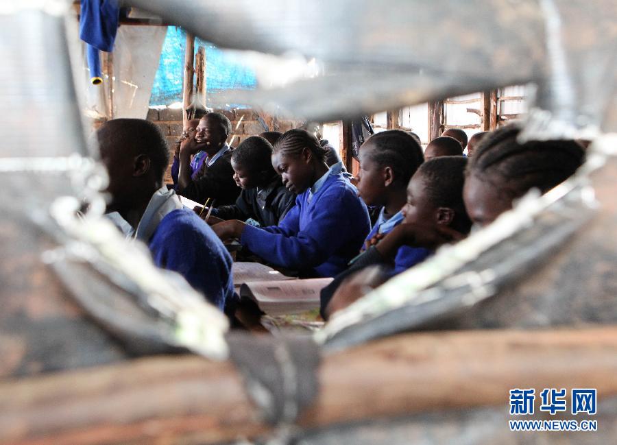 Students have a math class in a Chinese embassy donated school in Kenya on April 11. (Xinhua/Meng Chenguang)