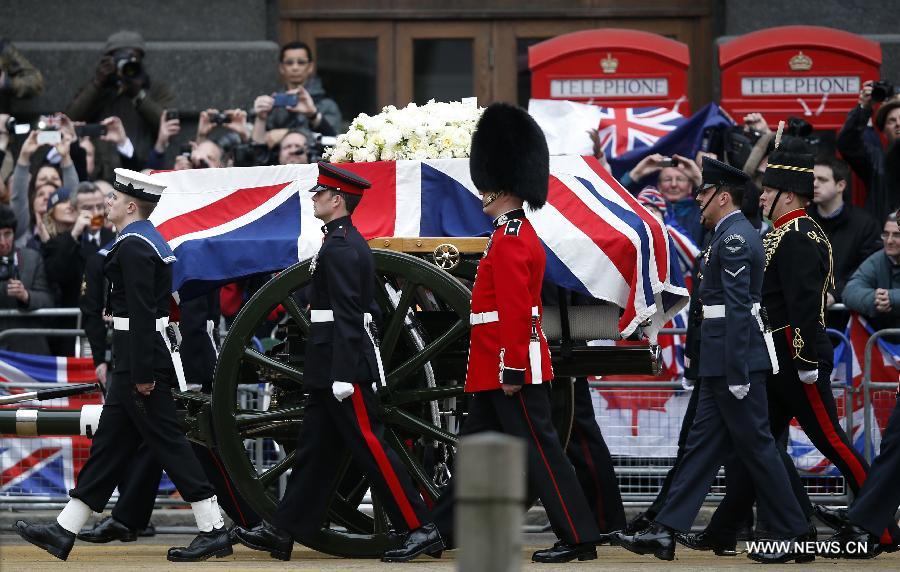 The gun carriage carrying the coffin containing the body of former British Prime Minister Margaret Thatcher arrives at St. Paul's Cathedral in London, Britain, April 17, 2013. The funeral of Margaret Thatcher, the first female British prime minister, started 11 a.m. local time on Wednesday in London. (Xinhua/Wang Lili) 