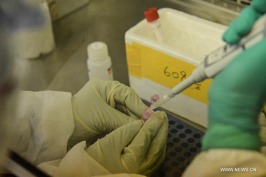 Researchers collect samples of a suspected case of the H7N9 avian influenza virus for testing at the provincial center for disease control and prevention in Hangzhou, capital of east China's Zhejiang Province, April 17, 2013. An emergent testing team on 24-hour stand-by was set up in the center after the recent spread of the H7N9 virus. Infections within the province will be officially confirmed by the center. (Xinhua/Xu Yu)