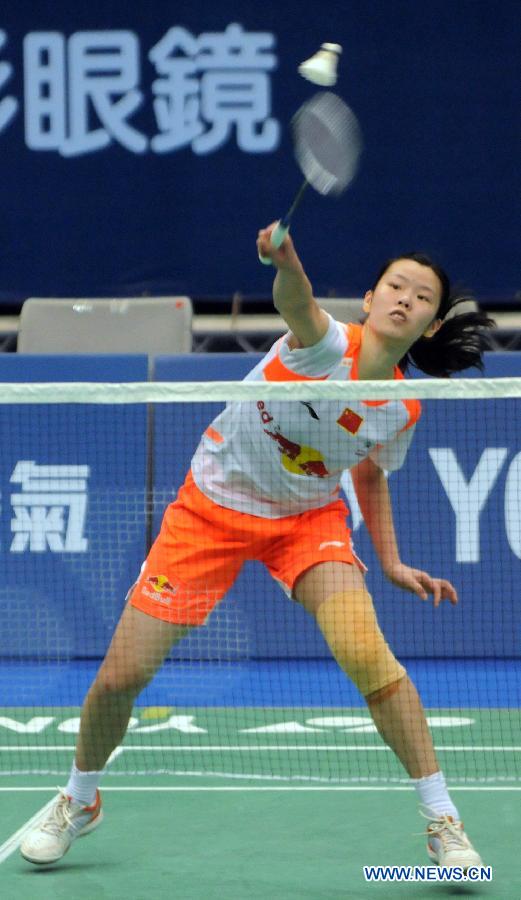 China's Li Xuerui hits a return against her teammate Sun Yu during the women's singles first round match at the Badminton Asia Championships in Taipei, southeast China's Taiwan, on April 17, 2013. Li won 2-0. (Xinhua/Wu Ching-teng)