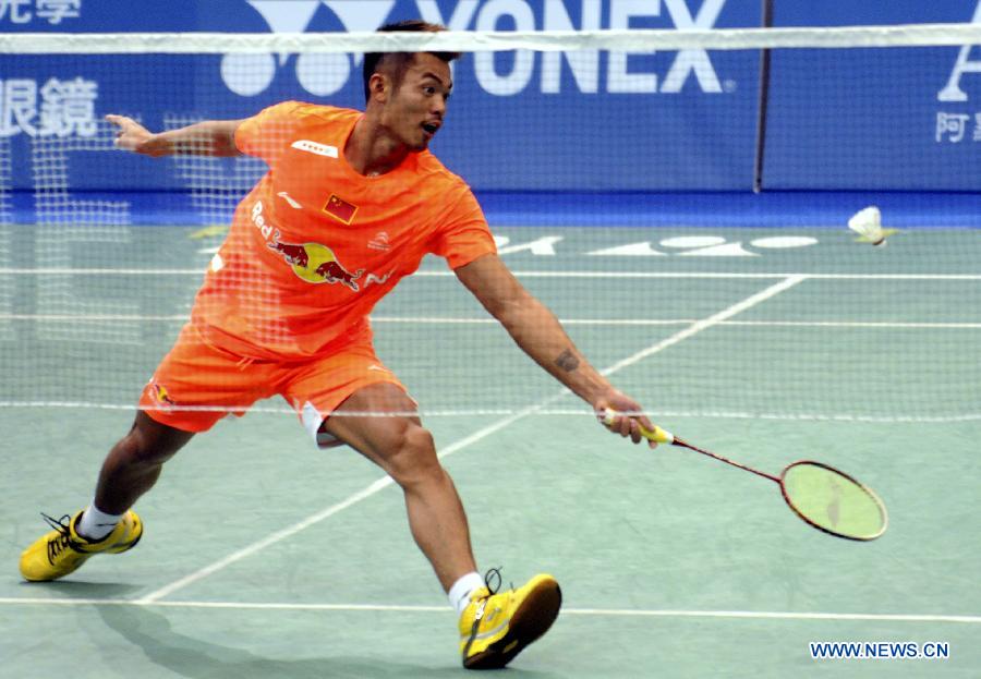 China's Lin Dan hits a return against Tuan Duc Do of Vietnam during the men's singles first round match at the Badminton Asia Championships in Taipei, southeast China's Taiwan, on April 17, 2013. Lin won 2-0. (Xinhua/Wu Ching-teng)