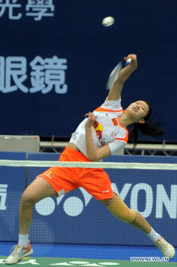 China's Li Xuerui hits a return against her teammate Sun Yu during the women's singles first round match at the Badminton Asia Championships in Taipei, southeast China's Taiwan, on April 17, 2013. Li won 2-0. (Xinhua/Wu Ching-teng)