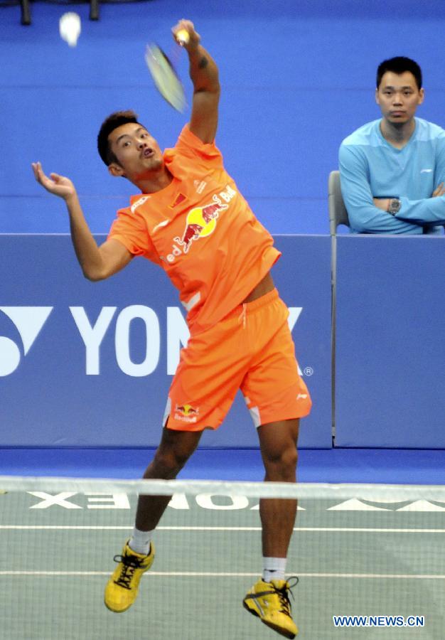 China's Lin Dan hits a return against Tuan Duc Do of Vietnam during the men's singles first round match at the Badminton Asia Championships in Taipei, southeast China's Taiwan, on April 17, 2013. Lin won 2-0. (Xinhua/Wu Ching-teng)