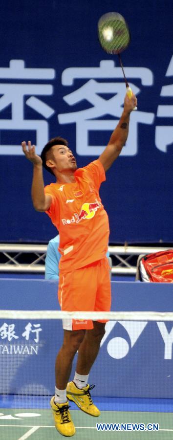 China's Lin Dan hits a return against Tuan Duc Do of Vietnam during the men's singles first round match at the Badminton Asia Championships in Taipei, southeast China's Taiwan, on April 17, 2013. Lin won 2-0. (Xinhua/Wu Ching-teng)