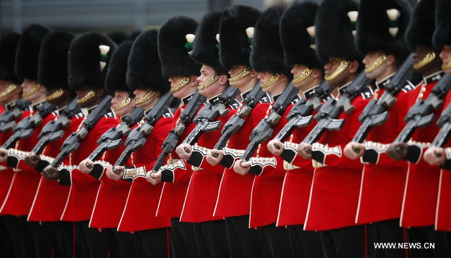 The royal guards wait in line for the arrival of the coffin containing the body of former British Prime Minister Margaret Thatcher outside St. Paul's Cathedral in London, Britain, April 17, 2013. The funeral of Margaret Thatcher, the first female British prime minister, started 11 a.m. local time on Wednesday in London. (Xinhua/Wang Lili)