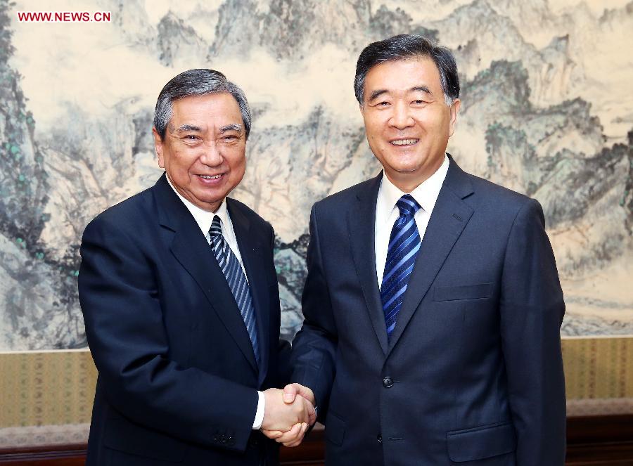 Chinese Vice Premier Wang Yang (R) meets with a delegation led by Yohei Kono (L), president of Japanese Association for the Promotion of International Trade and former Japanese House of Representatives Speaker, in Beijing, capital of China, April 17, 2013. (Xinhua/Yao Dawei)