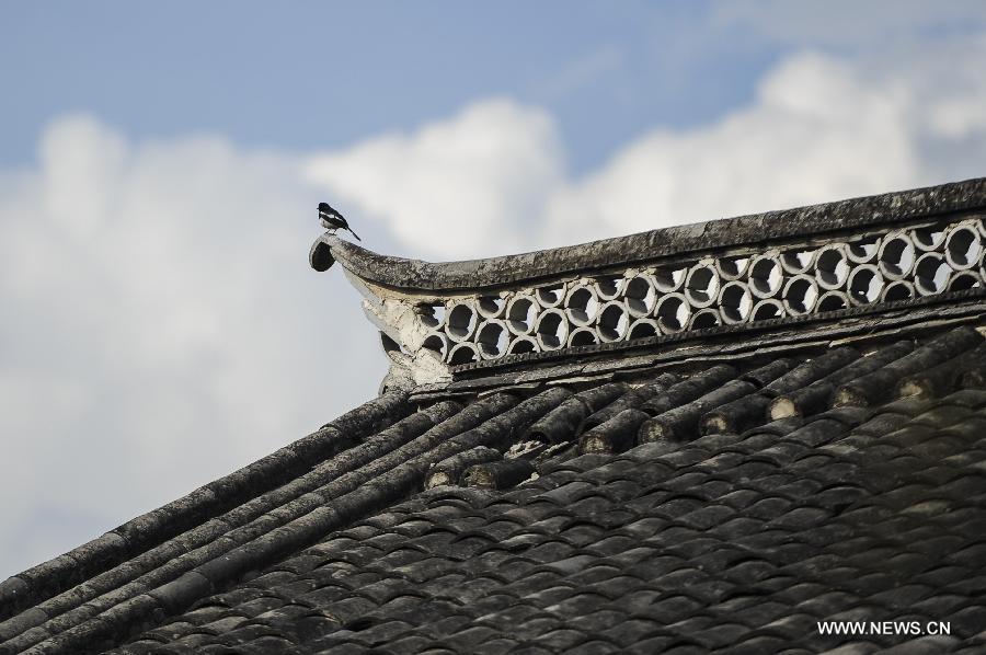 Photo taken on April 16, 2013 shows the scenery of the ancient townlet Heshun in Tengchong County, southwest China's Yunnan Province. The townlet, featuring time-honored temples and houses, is located three kilometers away from the county seat of Tengchong, where live 6,000 people. (Xinhua/Zhang Keren)