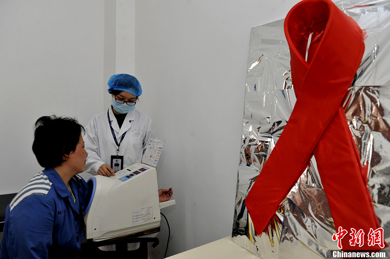 Doctors of the prison give inmates medical check.(Photo: An Yuan/CNS)