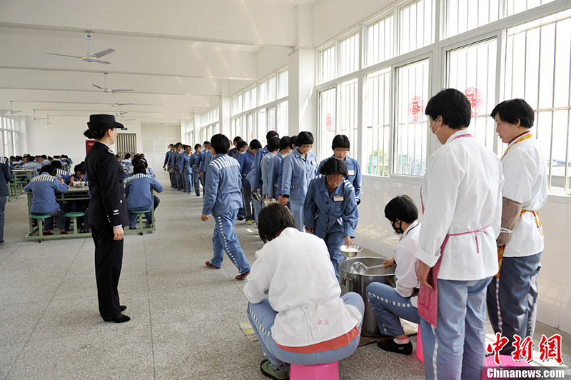 Inmates having dinner.(Photo: An Yuan/CNS)
