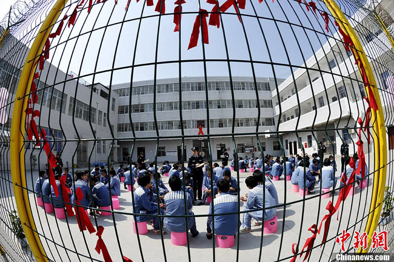 Prison police have a get-together with inmates.(Photo: An Yuan/CNS)