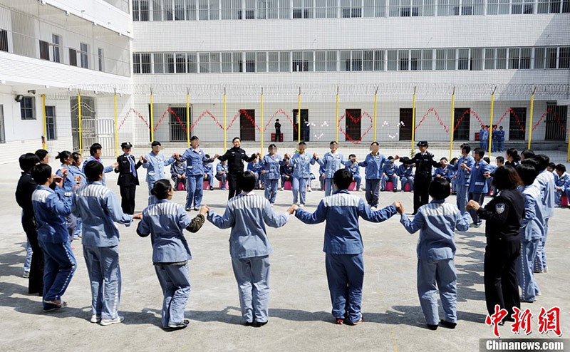 Prison police have a get-together with inmates.(Photo: An Yuan/CNS)