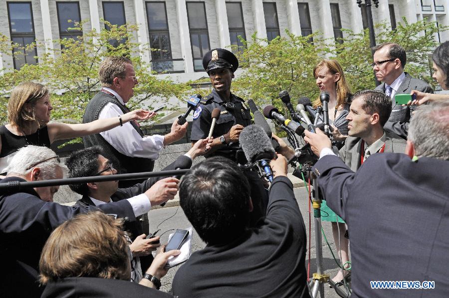 U.S. Capitol Police officer Shennell Antrobus briefs the media outside the Hart Senate office building on Capitol Hill in Washington D.C., capital of the United States, April 17, 2013. U.S. Capitol Police on Wednesday evacuated the Hart and Russell Senate office buildings due to a suspicious envelop. (Xinhua/Zhang Jun) 