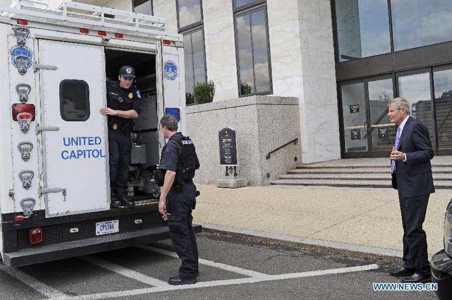 Bomb squad policemen are seen outside the Hart Senate office building on Capitol Hill in Washington D.C., capital of the United States, April 17, 2013. U.S. Capitol Police on Wednesday evacuated the Hart and Russell Senate office buildings due to a suspicious envelop. (Xinhua/Zhang Jun) 