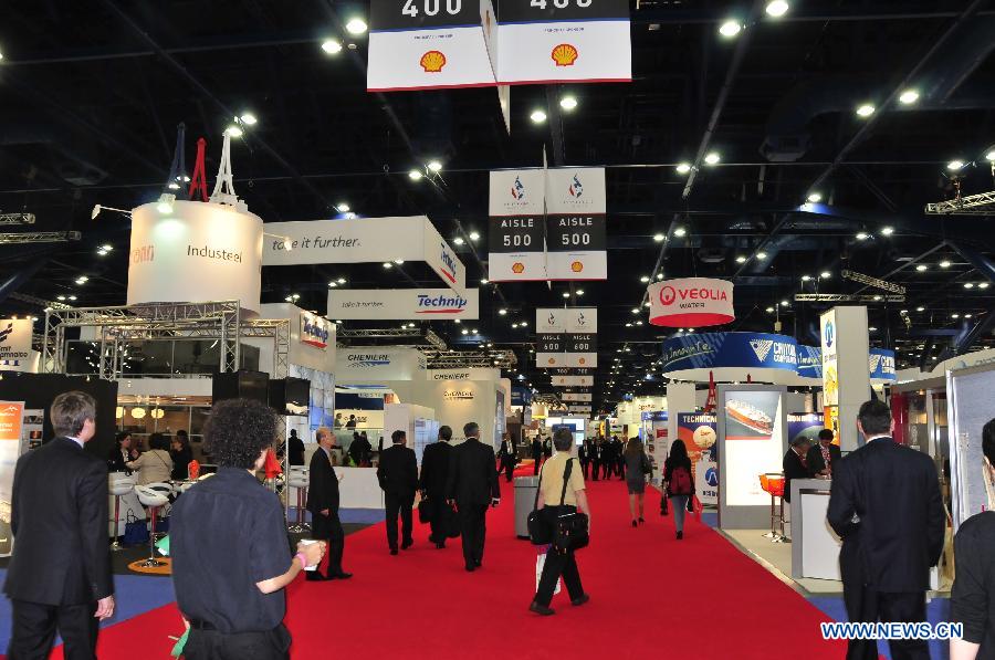 People visit the International Conference and Exhibition on Liquefied Natural Gas (LNG) in Houston, the United States, April 17, 2013. The 17th LNG International Conference and Exhibition, one of the world's largest LNG events, opened in Houston on Tuesday. The event, which debuted in 1968, is held once every three years, alternating between producing and consuming countries and regions. (Xinhua/Zhang Yongxing) 