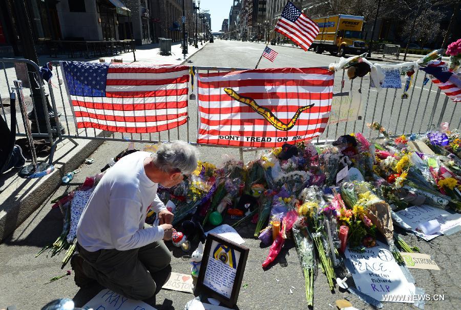 A citizen places a message note for the victims in Boston Marathon blasts in Boston, the United States, April 17, 2013. (Xinhua/Wang Lei) 