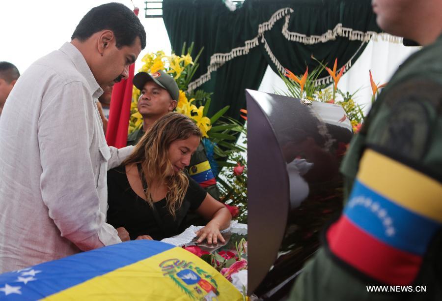 Image provided by the Hugo Chavez Campaign Command shows Venezuelan President-elect Nicolas Maduro (L) taking part in the funeral of a person who died during the clashes after the presidential election, in the municipality of Baruta April 17, 2013. (Xinhua/Hugo Chavez Campaign Command) 