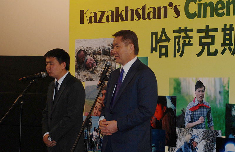 Ermek Amanshaev (R), President of Shaken Aimanov Kazakhfilm JSC, speaks at the opening ceremony of Kazakhstan's Cinema Week on April 17, 2013. (PD Online/Deng Jie)