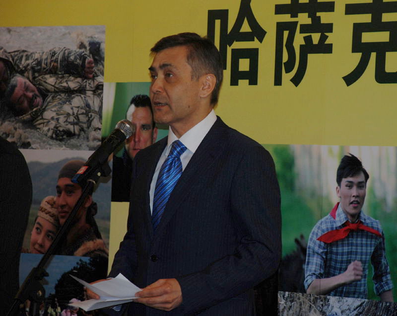 Kazakhstan Ambassador to China Nurlan Ermekbaev speaks at the opening ceremony of Kazakhstan's Cinema Week on April 17, 2013. (PD Online/Deng Jie)