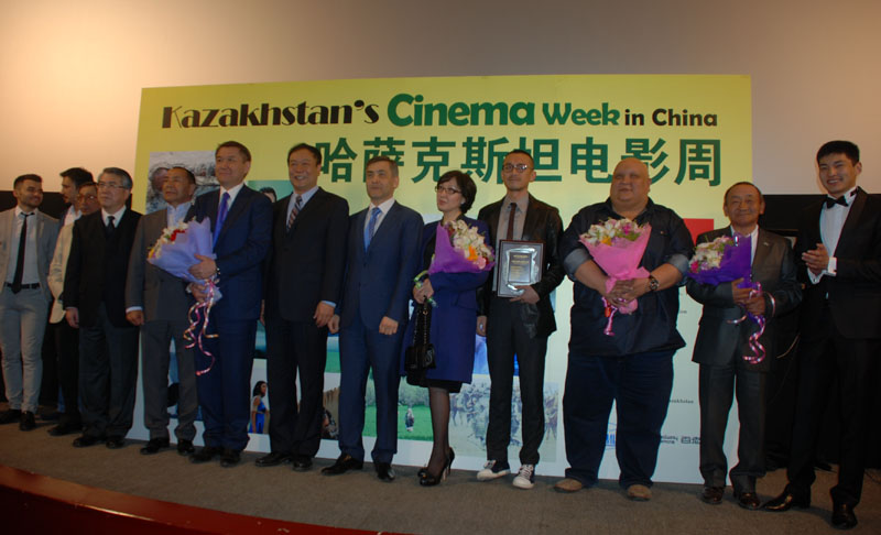 Members attending the opening ceremony of Kazakhstan's Cinema Week pose for a group photo on April 17, 2013. (PD Online/Deng Jie)