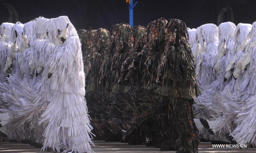 Soldiers in camouflage march during the Army Day parade in Tehran, Iran, April 18, 2013. Iranian President Mahmoud Ahmadinejad said that the Iranians will maintain security of the Persian Gulf through a collective work of regional states. (Xinhua/Abolfazl Nesaei) 