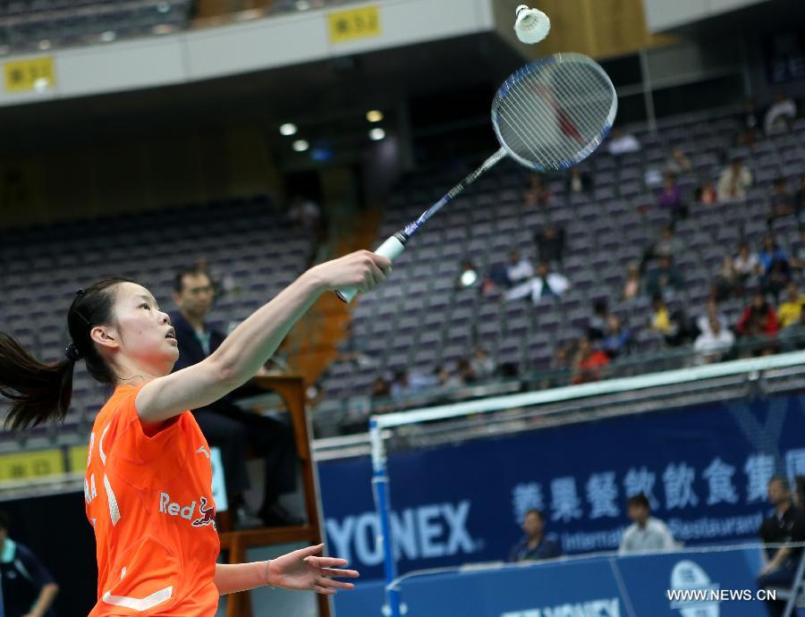 China's Li Xuerui hits a return to Thailand's Sapsiree Taerattanachai during a women's singles second round match at the Badminton Asia Championships in Taipei, southeast China's Taiwan, on April 18, 2013. Li won 2-1 and advanced to the quarterfinals. (Xinhua/Xie Xiudong)
