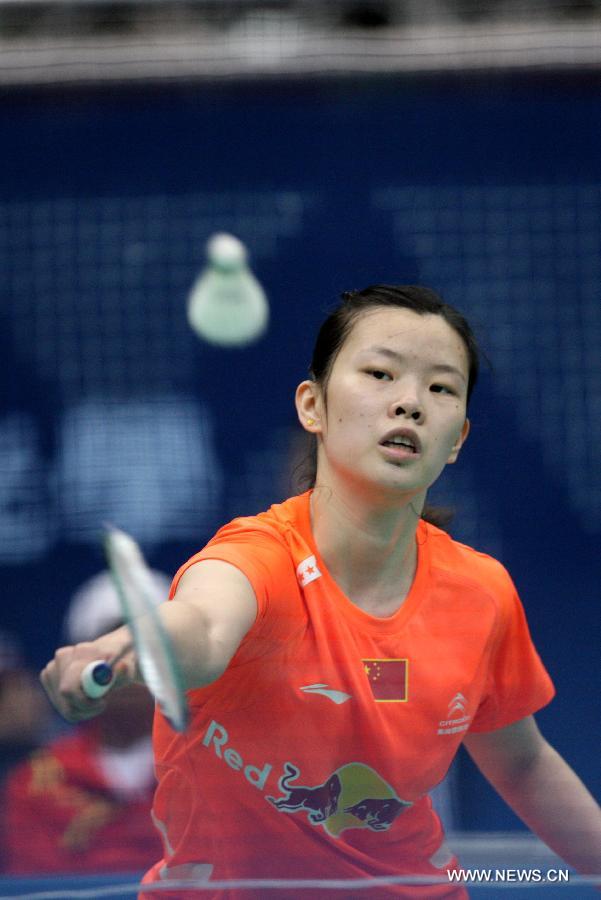 China's Li Xuerui hits a return to Thailand's Sapsiree Taerattanachai during a women's singles second round match at the Badminton Asia Championships in Taipei, southeast China's Taiwan, on April 18, 2013. Li won 2-1 and advanced to the quarterfinals. (Xinhua/Xie Xiudong)