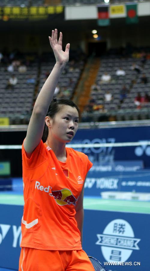 China's Li Xuerui greets the audiences after winning a women's singles second round match against Thailand's Sapsiree Taerattanachai at the Badminton Asia Championships in Taipei, southeast China's Taiwan, on April 18, 2013. Li won 2-1 and advanced to the quarterfinals. (Xinhua/Xie Xiudong)