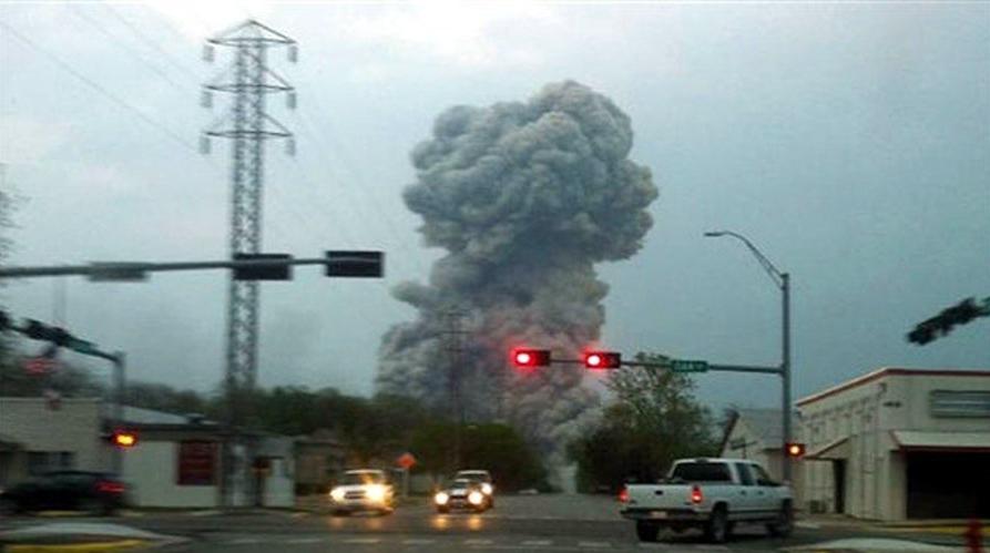A huge explosion occurred at a fertilizer plant Wednesday night in the U.S. state of Texas, likely causing heavy casualties, U.S. media reported. (Xinhua)
