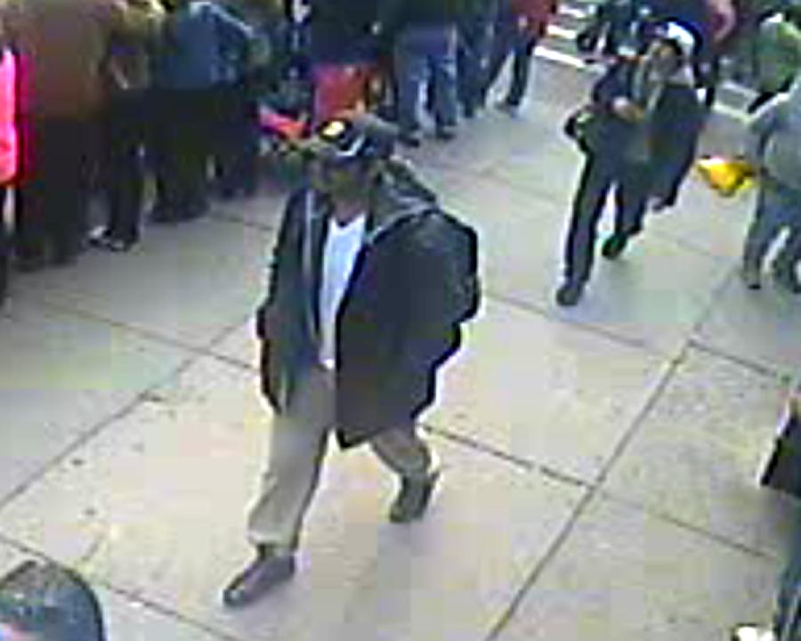 Photo released by the U.S. Federal Bureau of Investigation (FBI) in Boston on April 18, 2013 shows two Boston bombing suspects. The FBI special agent Richard DesLauriers on Thursday released the photos and video of two suspects of Monday's deadly bombings in Boston, asking for the public's help to identify them. (Xinhua/FBI) 