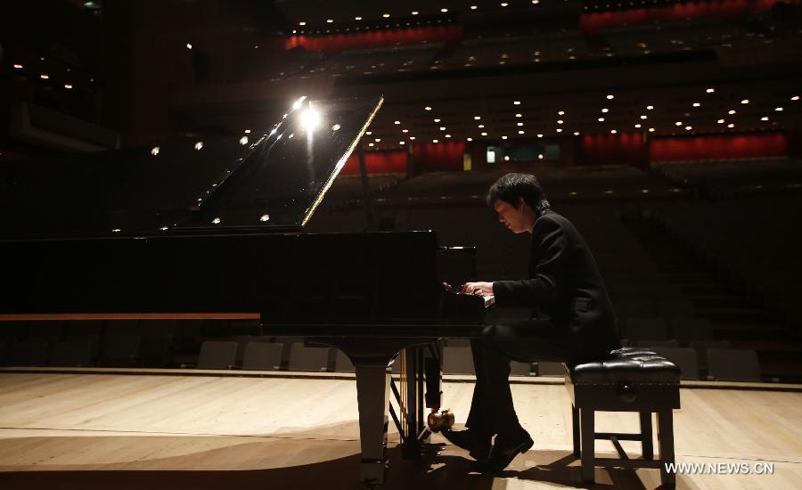 Chinese classic pianist Li Yundi rehearses his recital at the Royal Festival Hall in London, capital of Britain, April 18, 2013. Li Yundi held a piano recital in London on Thursday. (Xinhua/Wang Lili) 
