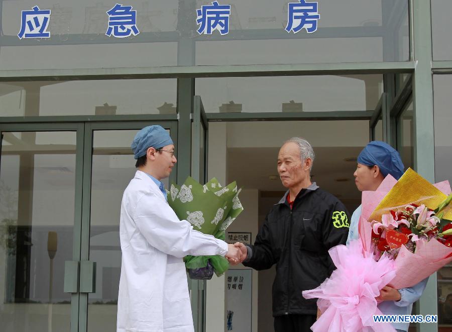 An H7N9 patient surnamed Yang (C) is discharged from Shanghai Public Health Clinic Center after being successfully treated in Shanghai, east China, April 18, 2013. The 66-year-old Shanghai man showed flu symptoms on March 31 and was confirmed to be infected on April 6. Doctors said he now carries antibodies against the virus and will not be infected again. (Xinhua/Ding Ting)