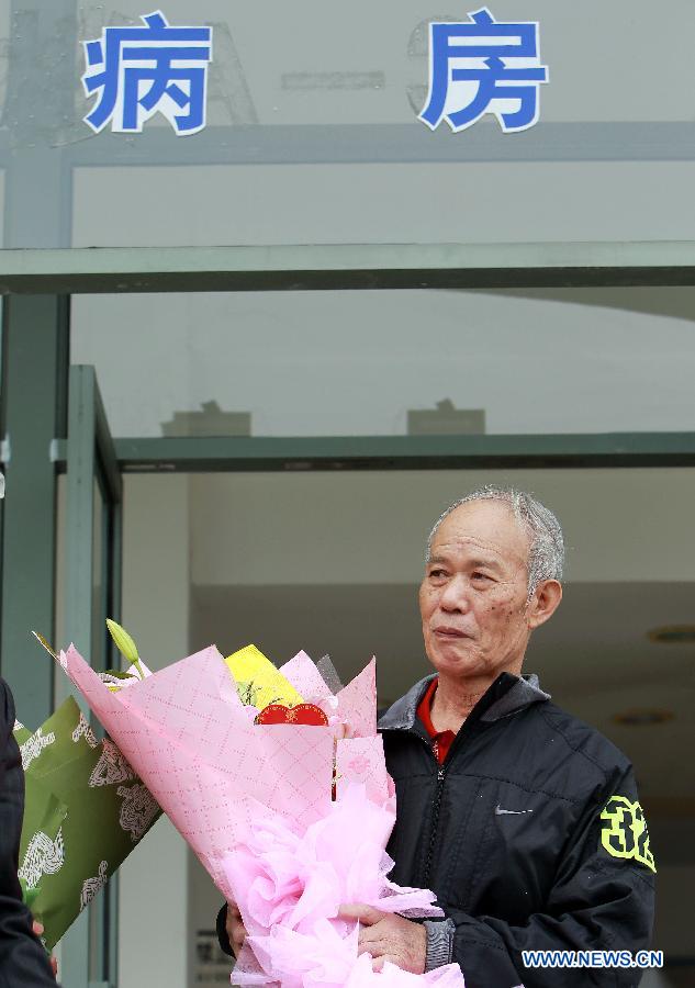 An H7N9 patient surnamed Yang is discharged from Shanghai Public Health Clinic Center after being successfully treated in Shanghai, east China, April 18, 2013. The 66-year-old Shanghai man showed flu symptoms on March 31 and was confirmed to be infected on April 6. Doctors said he now carries antibodies against the virus and will not be infected again. (Xinhua/Ding Ting) 