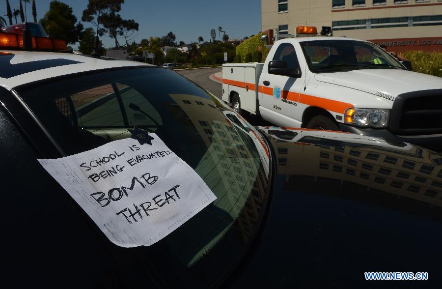 A note of bomb threat is tagged on a police vehicle at the neighbourhood of the campus of the California State University Los Angeles (CSULA) in Los Angeles, April 18, 2013. The campus of the California State University Los Angeles (CSULA) is being evacuated Thursday due to a bomb threat. The CSULA announced the evacuation around noon, through loud speakers on the campus and Twitter, as a precaution, but did not provide additional information. Most of students and staff have been evacuated. (Xinhua/Yang Lei) 