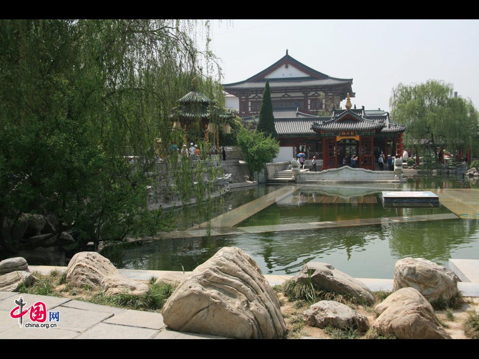 Located at the northern foot of Lishan Mountain, 30 kilometers from Xi'an, Huaqing Hot Spring is famous for its amazing spring scenery and the romantic love story of the owner and his favorite concubine. The garden was built by Emperor Xuanzong (685-762) during the Tang Dynasty (618-907) near hot springs at the foot of the mountain so he could frolic with his favorite concubine, Yang Guifei. During his reign, the emperor spent a large sum of his funds to build a luxurious palace, reflecting the prosperity of the Tang Dynasty. (China.org.cn)