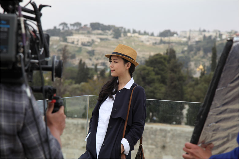 Chinese actress Zhang Jingchu acts on the set of the film "The Old Cinderella" on the roof of Aish Hatorah near the Western Wall in the Old City of Jerusalem, on Thursday, April 18, 2013. [Photo: CRIENGLISH.com / Zhang Jin]