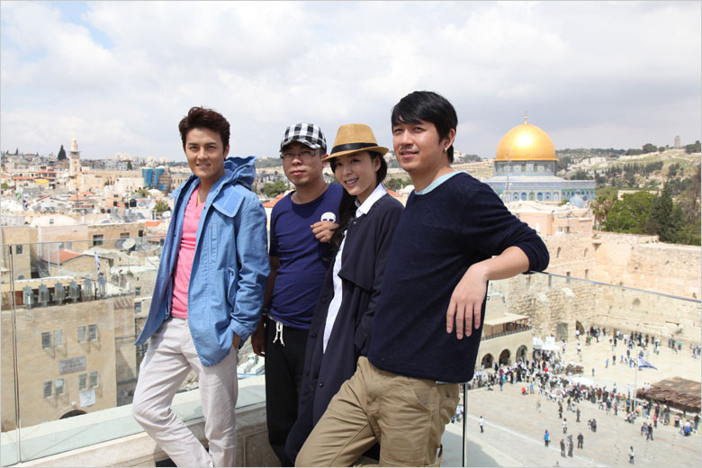 (From left to right) Actor Kenji Wu, director Wu Bai, actress Zhang Jingchu and actor Pan Yueming pose for photos during a break from filming the movie "The Old Cinderella" on the roof of Aish Hatorah near the Western Wall in the Old City of Jerusalem on Thursday, April 18, 2013. [Photo: CRIENGLISH.com / Zhang Jin]  