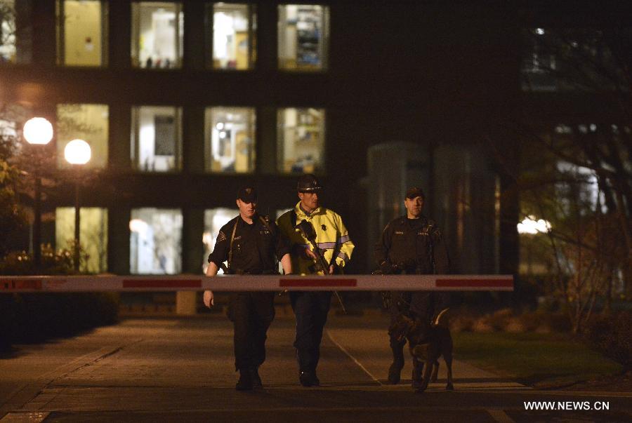 Policemen investigate the Massachusetts Institute of Technology (MIT) campus in Boston, the United States, April 19, 2013. The police officer who was shot on the MIT campus in Boston Thursday night has died, CNN reported on Thursday. (Xinhua/Zhang Jun)
