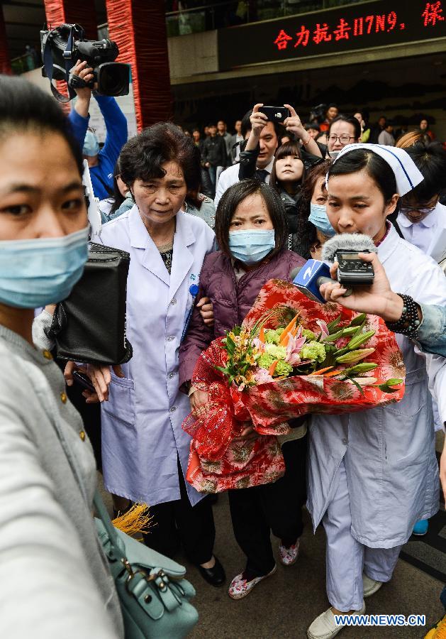 An H7N9 avian influenza patient (C) surnamed Jia is escorted to leave the hospital in Hangzhou, capital of east China's Zhejiang Province, April 19, 2013. Fifty-one-year-old Jia, as confirmed the first H7N9 positive case in Zhejiang, was discharged from hospital on Friday after her symptom returned normal. (Xinhua/Xu Yu)