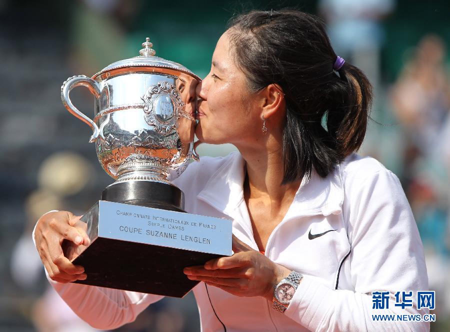 Li Na defeats Italian contestant Francesca Schiavone in the 2011 French Open and won the title, June 4, 2011. (Xinhua/Gao Jing)