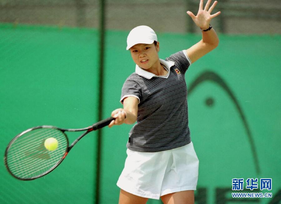 Li Na in the semifinal of women's international tennis tournament in Dalian, April 22, 2000. (Xinhua/Guo Dayue)