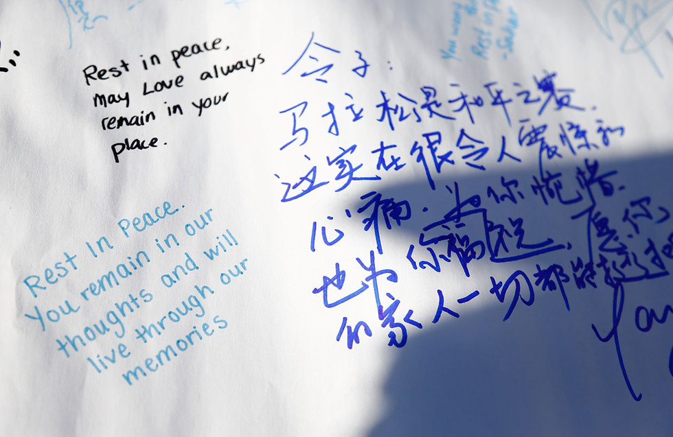 Students express their best wishes to Lu Lingzi, the Chinese victim in Boston marathon blast on April 17.