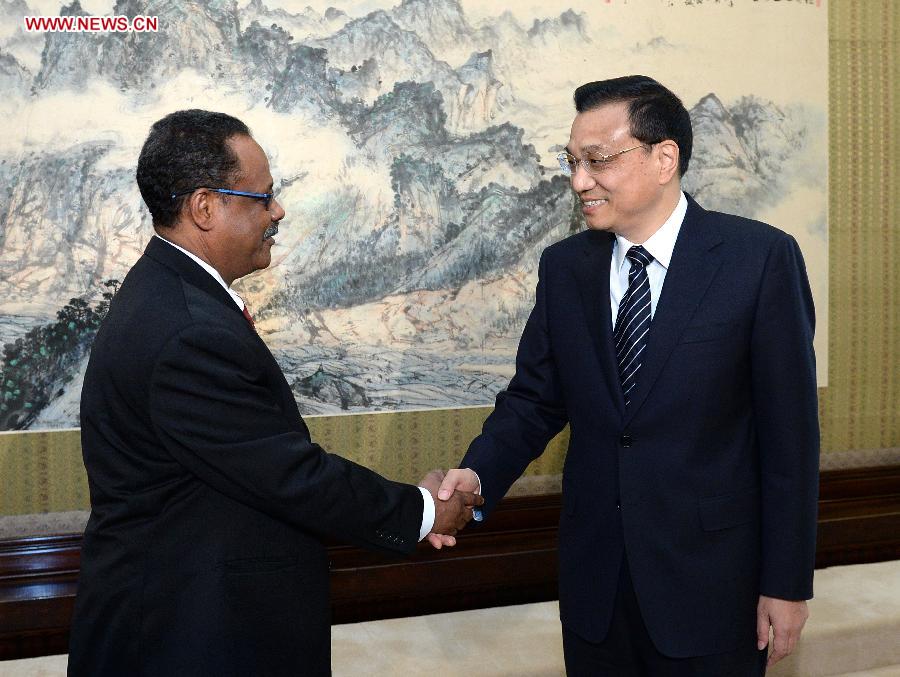 Chinese Premier Li Keqiang (R) shakes hands with Tewodros Melesse, director-general of the International Planned Parenthood Federation (IPPF), ahead of their meeting in Beijing, capital of China, April 18, 2013. Li Keqiang met with IPPF President Naomi Seboni and IPPF Director-General Tewodros Melesse here on Thursday. (Xinhua/Liu Jiansheng)