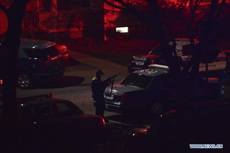 Policemen block Franklin street where a suspect of the Boston bombings hid in the Watertown district of Boston, the United States, April 19, 2013. Suspect of the Boston Marathon bombings, 19-year-old Dzhokhar A. Tsarnaev, was captured on a boat parked on a residential property in Watertown, the state of Massachusetts, on Friday. (Xinhua/Zhang Jun) 