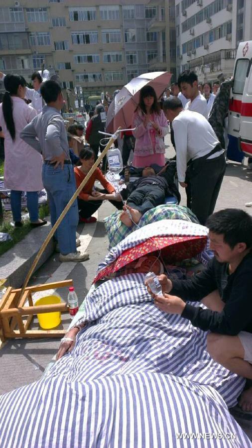 Injured people receive medical treatment at the Renmin Hospital of Lushan County in Ya'an City, southwest China's Sichuan Province, April 20, 2013. A 7.0-magnitude earthquake hit Sichuan Province's Lushan County of Ya'an City Saturday morning. Nearly 30 people were killed and at least 400 injured in the earthquake, said Xu Mengjia, secretary of the Ya'an Municipal Committee of the Communist Party of China. Rescue teams have been dispatched to the quake-affected areas. (Xinhua/Wu Dan)