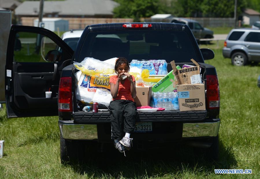 A girl has breakfast at a community center in West, Texas, the United States, April 19, 2013. The massive explosion at a Texas fertilizer plant on Wednesday has killed 14 people and injured more than 160 others, local authorities said Thursday. Texas Governor Rick Perry has declared McLennan County a disaster area, saying he would ask for federal disaster aid from President Barack Obama. (Xinhua/Wang Lei) 